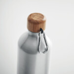 Einwandige Aluminiumflasche mit Bambusverschluss und Karabiner. Fassungsvermögen: 800 ml. Der Karabiner ist nicht zum Klettern geeignet.-Silber matt-8719941056763-6