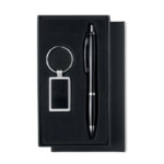 Attraktives Geschenkset in schwarzer Kartonbox bestehend aus einem Drehkugelschreiber aus Kunststoff/Metall und einem passenden Schlüsselanhänger mit Logoplakette. Blaue Tinte.-Schwarz-8719941008748-1