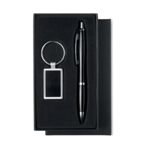 Attraktives Geschenkset in schwarzer Kartonbox bestehend aus einem Drehkugelschreiber aus Kunststoff/Metall und einem passenden Schlüsselanhänger mit Logoplakette. Blaue Tinte.-Schwarz-8719941008748-1