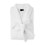 Bademantel aus 100% Bio-Baumwolle 350gr/m² mit Taschen auf beiden Seiten. Diese strapazierfähige Robe fühlt sich weich an. Nachhaltiger Bademantel. Passend für Größe XL/XXL. Präsentiert in einer Geschenktüte aus Bio-Baumwolle.-Weiß-8719941053984-1