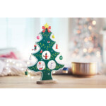 Weihnachtsbaum aus Holz mit 12 kleinen Dekorationen zum Aufhängen. Lieferung im Karton mit transparentem Deckel.-Grün-8719941012424-5