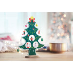 Weihnachtsbaum aus Holz mit 12 kleinen Dekorationen zum Aufhängen. Lieferung im Karton mit transparentem Deckel.-Grün-8719941012424-5