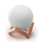 Kabelloser 5.0-Lautsprecher aus ABS in Mondform. Warmweiße LED. Holzsockel. 2000 mAh wiederaufladbarer Lithium-Akku im Lieferumfang enthalten. Ausgangsdaten: 3W