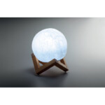 Kabelloser 5.0-Lautsprecher aus ABS in Mondform. Warmweiße LED. Holzsockel. 2000 mAh wiederaufladbarer Lithium-Akku im Lieferumfang enthalten. Ausgangsdaten: 3W