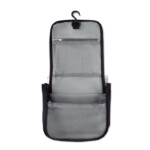 Waschtisch aus hochdichtem Polyester. Mehrere Fächer und eine Netztasche runden die Ausstattung der Tasche ab.-Schwarz-8719941019249-3