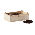 Erdbeer-Anbauset (Waldbeere-Sorte Fragaria vesca) mit Gartenkompost in einer Holzkiste. Hergestellt in der EU.-Holz-8719941056930-2