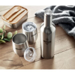 Set bestehend aus einer 750 ml doppelwandigen Edelstahlflasche und 2 x 350 ml doppelwandigen Edelstahlbechern. Anti-Leck.-Silber matt-8719941050020-5