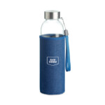Glasflasche mit Neoprenbeutel in Denim-Optik. Fassungsvermögen: 500 ml. Nicht geeignet für kohlensäurehaltige Getränke. Anti-Leck.-Blau-8719941052192-5
