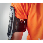 Verstellbares Neoprenarmband mit transparenter Vorderseite mit reflektierenden Details. Geeignet für Telefone mit Bildschirmen bis zu 6