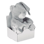 Großer Plüschteddybär mit Decke. Präsentiert in einer weißen