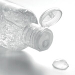 Handreinigungsgel in wiederbefüllbarer PET-Flasche. Fassungsvermögen 100ml. Bestehend aus 70% Alkohol. In Europa hergestellt. Dieser Artikel ist unter Kosmetik kategorisiert.-Transparent-8719941050327-6