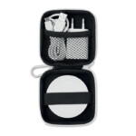 Kabelloses Ladegerät aus ABS. Präsentiert in einem EVA/PU-Beutel. Enthält einen EU-Stecker und ein Ladekabel von USB A auf Micro B. Ausgangsdaten: DC5V/1