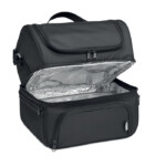 Die 600D RPET-Kühltasche enthält eine wiederverwendbare PP-Lunchbox mit einem Fassungsvermögen von 1900 ml. Mit 2 Abschnitten. Verstellbarer und abnehmbarer Schulterriemen. 2 mm Aluminiumfolie.-Schwarz-8719941053915-1