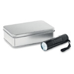 9 LED-Taschenlampe aus Aluminium. 3 AAA-Batterien und Handschlaufe im Lieferumfang enthalten. Präsentiert in einer Metallbox.-Schwarz-8719941005365-1
