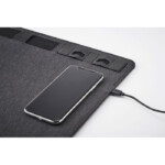 Multifunktionales zweifarbiges Mauspad aus 300D RPET-Polyester mit 10-W-Schnellladefunktion und Telefonhalterung. Ausgang: DC 9 V/1