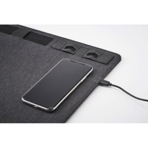 Multifunktionales zweifarbiges Mauspad aus 300D RPET-Polyester mit 10-W-Schnellladefunktion und Telefonhalterung. Ausgang: DC 9 V/1