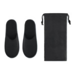 Ein Paar Hotelpantoffeln aus Polyester in einem Beutel aus Vliesstoff. EUR-Größe 44 - 45.-Schwarz-8719941044876