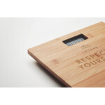 Digitale Personenwaage aus Bambus. Inklusive Innentemperaturanzeige in ºC. 2 AAA-Batterien nicht im Lieferumfang enthalten. Maximal 180 kg.-Holz-8719941054707-5