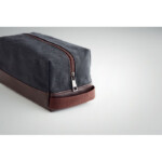 Kosmetiktasche mit Reißverschluss aus hochwertigem 450 g/m² gewaschenem Canvas. Die Auskleidung ist RPET 210D. Seitengriff und Boden aus recyceltem PU.-Schwarz-8719941053816-6