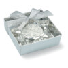 Sternförmiger Kerzenhalter aus Glas in einer silbernen Box mit transparentem Deckel und Zierband. Inklusive Teelicht.-Silber matt-8719941012240