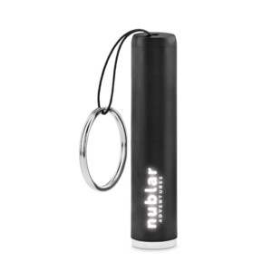 Taschenlampe mit ABS-LED-Lampe und Schlüsselring. Taschenlampe mit Handschlaufe. 3 AG3-Batterien enthalten. Ein im Körper der Lampe enthaltenes Licht beleuchtet das eingravierte Logo.-Schwarz-8719941035089