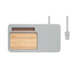 Kabelloses Ladegerät und Desktop-Organizer aus Kalksteinzement und Bambus. 100 cm langes USB-Kabel im Lieferumfang enthalten. Ausgang DC5V/1A (5W). Kompatibel mit den neuesten Androids