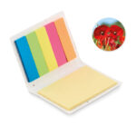 Set Memo en papier comprenant 1 grand bloc-notes jaune et des marqueurs de couleur. La couverture contient des graines de marguerite. Après utilisation