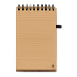 Cahier A6 à  couverture en liège avec 70 pages de papier recyclé ligné et un stylo bille avec un carton recyclé avec des éléments en PLA de maïs. Encre noire. Le liège est un matériau naturel