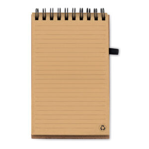 Cahier A6 à  couverture en liège avec 70 pages de papier recyclé ligné et un stylo bille avec un carton recyclé avec des éléments en PLA de maïs. Encre noire. Le liège est un matériau naturel