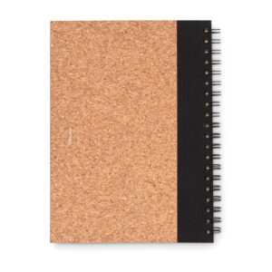 Carnet à  couverture en liège avec 70 pages de papier recyclé ligné et un stylo bille corps en carton recyclé avec des éléments en PLA de maïs. Encre noire. Le liège est un matériau naturel