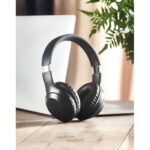 Casque sans fil 5.0 pliable en ABS dans un sac à  cordon en coton de 140 gr/m2. Batterie Li-Pol rechargeable de 200 mAh. Fonction mains libres et microphone intégrés. Durée de lecture d'environ 4 h. Câble de chargement micro USB. Portée de fonctionnement : 10 m.-Noir-8719941054714-4