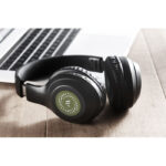 Casque sans fil 5.0 pliable en ABS dans un sac à  cordon en coton de 140 gr/m2. Batterie Li-Pol rechargeable de 200 mAh. Fonction mains libres et microphone intégrés. Durée de lecture d'environ 4 h. Câble de chargement micro USB. Portée de fonctionnement : 10 m.-Noir-8719941054714-5