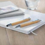 Coffret stylo en bambou dans une boîte en carton. Stylo bille à  encre bleue à  poussoir avec fonction tactile et portemine.-Bois-8719941006003-4