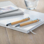 Coffret stylo en bambou dans une boîte en carton. Stylo bille à  encre bleue à  poussoir avec fonction tactile et portemine.-Bois-8719941006003-4