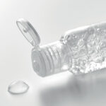 Gel nettoyant pour les mains en flacon PET rechargeable. Capacité 50 ml. Composé à  70% d'alcool. Fabriqué en UE. Cet article est classé dans la catégorie cosmétique. -Transparent-8719941050303-6