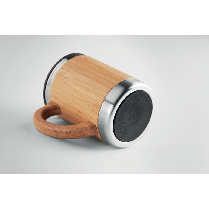 Gobelet en acier inoxydable à  double paroi avec revêtement en bambou et ouverture rotative. Capacité 300 ml. Le bambou est un produit naturel