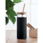 Gobelet en verre borosilicate avec manchon de protection en silicone et avec couvercle et paille en bambou. Capacité : 450ml. Comme il s'agit d'une simple paroi