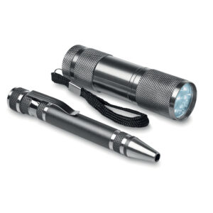 set 2 outil : lampe torche 9 LED et Tournevis avec  6 têtes en forme de Stylo. 3 piles AAA exclues. Présentée dans une boite cartonnée noire.-Titane-8719941005938-3