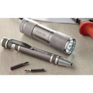 set 2 outil : lampe torche 9 LED et Tournevis avec  6 têtes en forme de Stylo. 3 piles AAA exclues. Présentée dans une boite cartonnée noire.-Titane-8719941005938-5