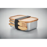 Lunchbox en acier inoxydable avec couvercle en bambou et 2 couverts. Bande élastique en polyester. Contenance 600 ml. Le bambou est un produit naturel