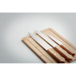 Set  comprenant 1 planche à  découper en bambou avec 3 couteaux en acier inoxydable avec manches en bambou : chef