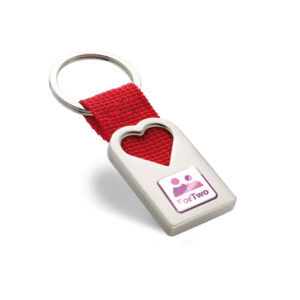 Porte clef en métal de finition satinée avec une décoration en creux en forme de coeur. L'anneau est attaché par un ruban de couleur rouge en polyester. Boite cadeau individuelle.-Rouge-8719941003743-5