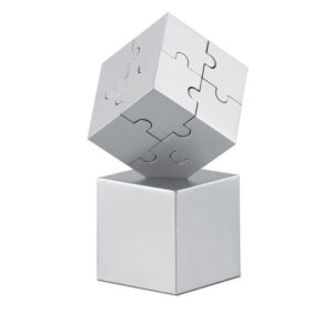 Puzzle 3D composé de pièces métalliques et magnétiques. Placé sur son support