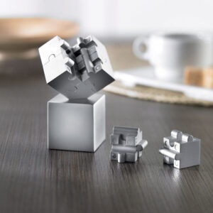 Puzzle 3D composé de pièces métalliques et magnétiques. Placé sur son support