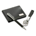 un porte-clés en métal avec boucle en PU et un porte-monnaie en PU. Finitions avec coutures contrastées.-Noir-8719941008670