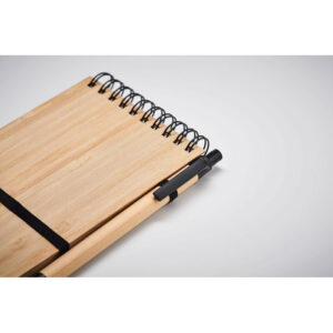 Bloc-notes A6 en bambou avec 70 feuilles de papier recyclé lignées. Comprend un stylo à  bille recyclé assorti avec pointe et clip en PLA. Encre bleue.-Noir-8719941057302-6