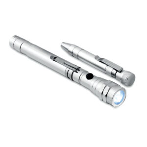 Set d'outils avec torche en aluminium extensible à  3 LED et multi-outils aluminium en forme de stylo. Comprend 4 tournevis cruciformes et 4 plats. 4 piles LR44 incluses. Présentés dans une boîte.-Argent-8719941010512