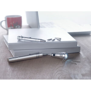 Set d'outils avec torche en aluminium extensible à  3 LED et multi-outils aluminium en forme de stylo. Comprend 4 tournevis cruciformes et 4 plats. 4 piles LR44 incluses. Présentés dans une boîte.-Argent-8719941010512-4
