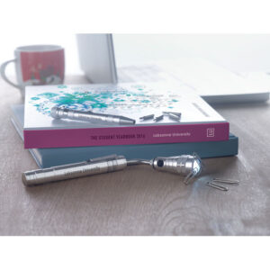 Set d'outils avec torche en aluminium extensible à  3 LED et multi-outils aluminium en forme de stylo. Comprend 4 tournevis cruciformes et 4 plats. 4 piles LR44 incluses. Présentés dans une boîte.-Argent-8719941010512-5