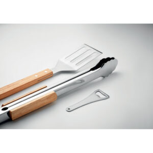 Ensemble d'outils de barbecue en acier inoxydable avec tablier en toile enduite. Comprend une spatule avec un manche en bois